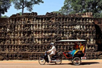 Un tuc tuc delante de la Terraza del Rey Leproso, Templos de Angkor